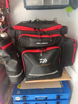 Mochila Daiwa Surf Negra y Roja