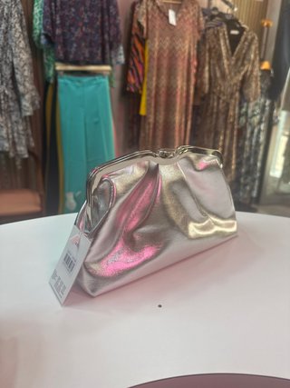 Bolso de mano plateado metálico