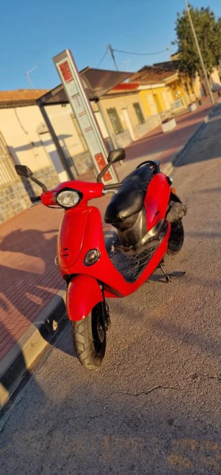 Kymco Yup 50 Scooter Roja y Negra