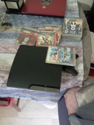 PlayStation 3 con juegos y mando