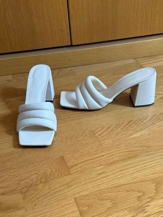 Sandalias blancas de tacón talla 40