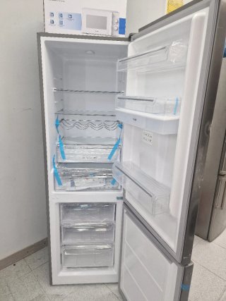 Nevera combi nueva con tara .Dispensador de agua