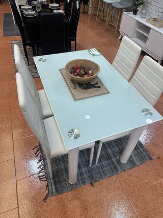 Mesa de comedor de cristal con 4 sillas
