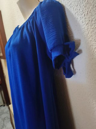 Vestido azul escotado con lazada