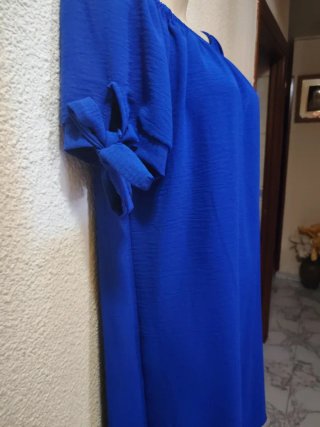 Vestido azul escotado con lazada