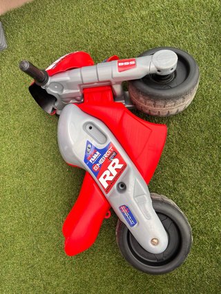 Moto de juguete infantil roja y gris