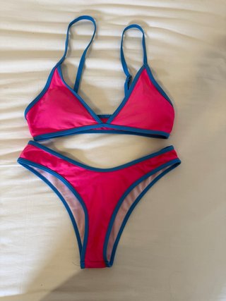Bikini rosa fosforito con ribete azul