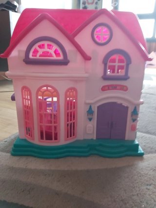 Casita de muñecas rosa y morada