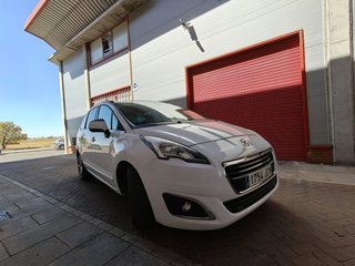 PEUGEOT 5008 Access 1.6 VTi 120