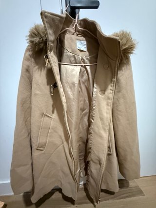 Abrigo beige con capucha y pelo