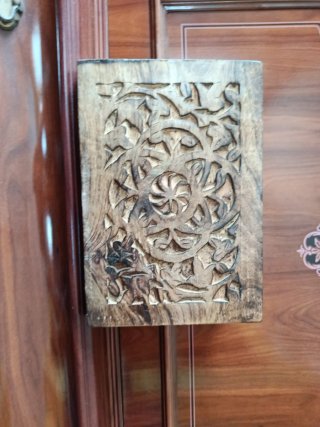 Caja de madera tallada artesanalmente