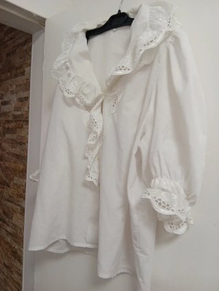 Camisa blanca con volantes
