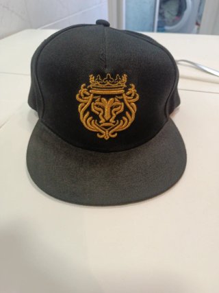 Gorra con bordado de león y corona