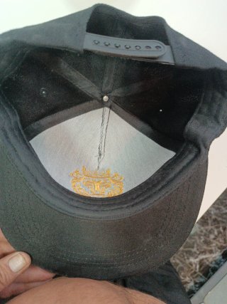 Gorra con bordado de león y corona