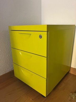 Cajoneras metálicas verde lima con ruedas