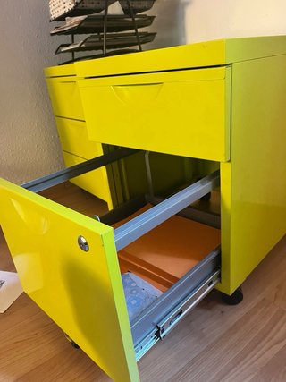 Cajoneras metálicas verde lima con ruedas