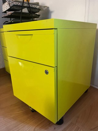Cajoneras metálicas verde lima con ruedas