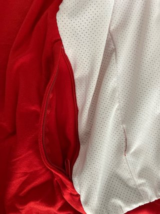Chaqueta deportiva roja y blanca