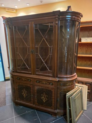 Mueble vitrina madera y cristal
