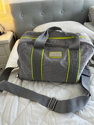 Bolso deportivo Puma gris con detalles neón