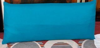 Almohada blanca funda azul