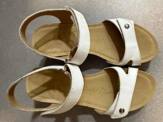 Sandalias blancas de cuero