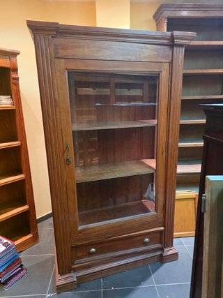Estantería de madera con puerta de cristal
