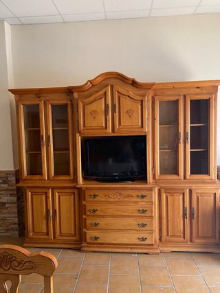 Mueble de salón de madera maciza clásico.