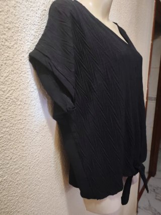 Blusa negra con nudo