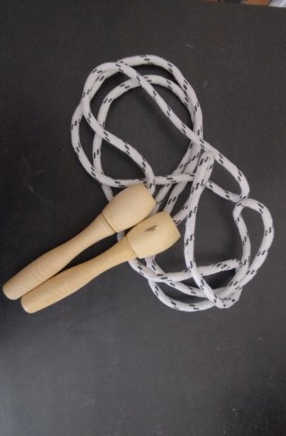 Comba de saltar madera niños