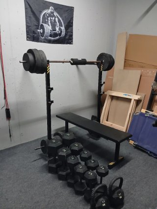 Banco de musculación con pesas y mancuerna