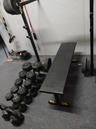 Banco de musculación con pesas y mancuerna