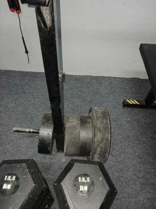 Banco de musculación con pesas y mancuerna