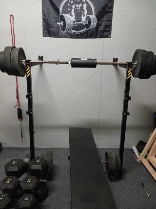 Banco de musculación con pesas y mancuerna
