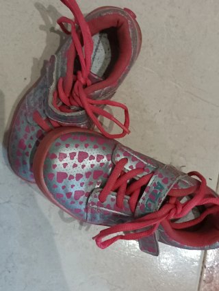 Zapatillas deportivas niña con corazones
