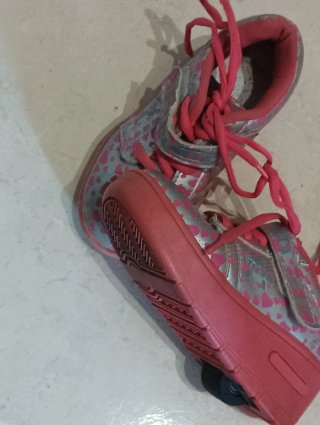Zapatillas deportivas niña con corazones