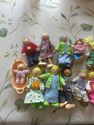 12 Muñecos de madera familia