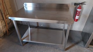 Mesa Acero Inoxidable Mural con Peto