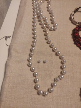 Collar Perlas y Pendientes a Juego, son de plastic