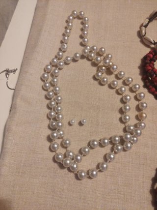 Collar Perlas y Pendientes a Juego, son de plastic