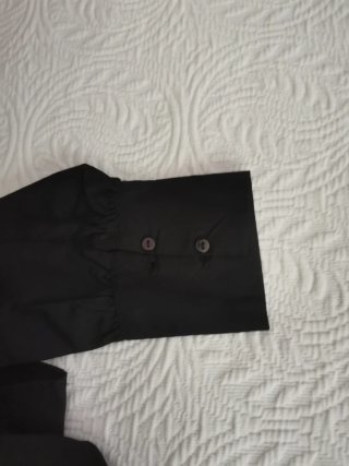 Camisa negra con lazo