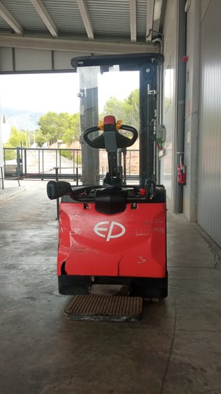 Apilador EP 1.600 Kg Triplex con Plataforma
