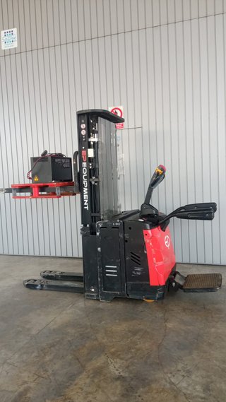 Apilador EP 1.600 Kg Triplex con Plataforma