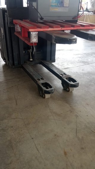 Apilador EP 1.600 Kg Triplex con Plataforma