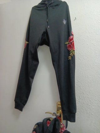 Chándal negro con bordado floral rojo