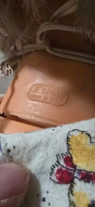 Muñeca antigua con vestido estampado