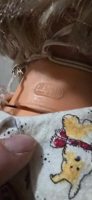 Muñeca antigua con vestido estampado