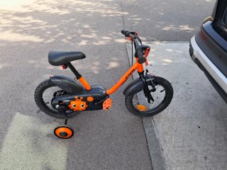 Bicicleta infantil Btwin naranja con ruedines