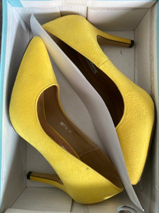 Zapatos de tacón amarillos talla 36,