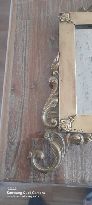 Espejo antiguo con marco decorado